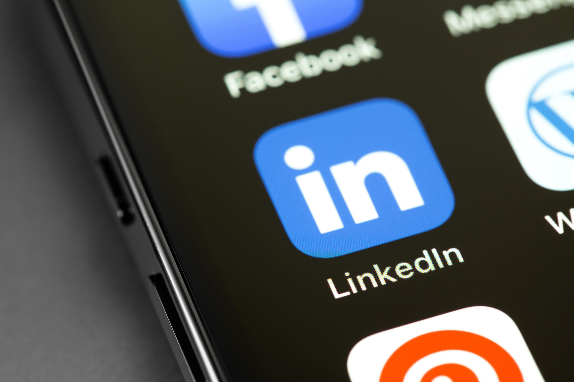 Titelbild zum Blogbeitrag «Genervt von LinkedIn? Here's the cure!»