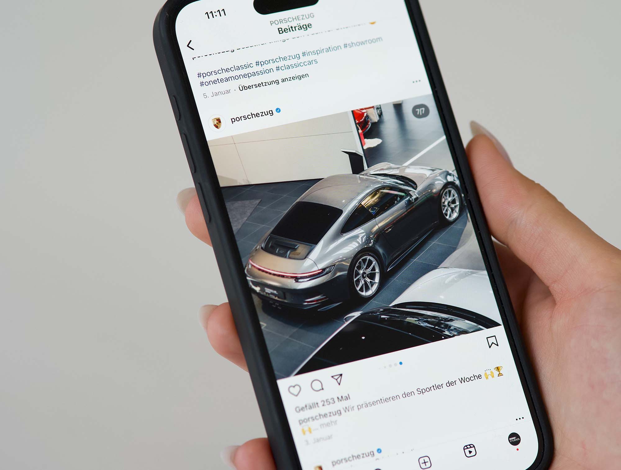 Instagram-Feed des Porsche Zentrums Zug auf einem Smartphone